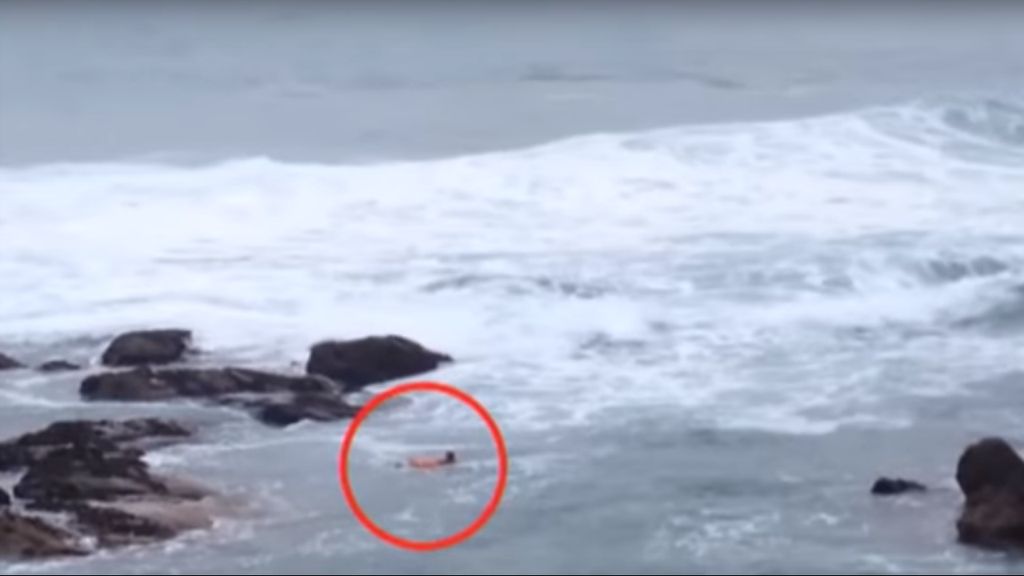 Homem idoso atira-se ao mar para salvar outro que estava prestes a afogar-se