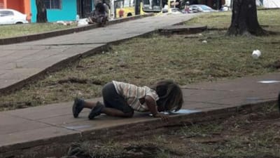 Imagem de menina a beber água de uma poça comove o mundo - TVI