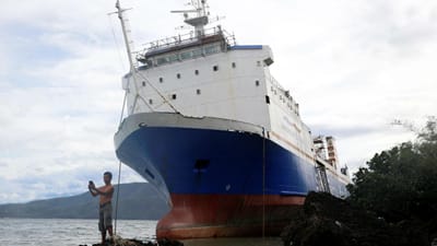Ferry com 251 passageiros a bordo naufraga ao largo das Filipinas - TVI