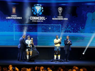 Estátuas de Pelé e Maradona exibidas no sorteio da Libertadores - TVI