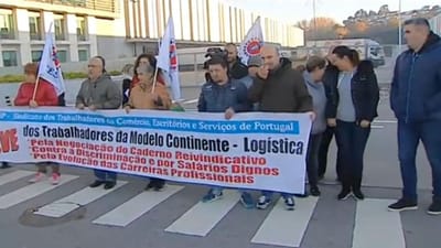 Trabalhadores da Sonae em protesto por melhores salários - TVI