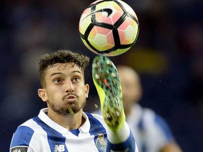 FC Porto confirma: Alex Telles tem entorse, Corona operado - TVI