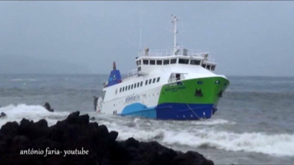 Navio com 70 pessoas encalha nos Açores