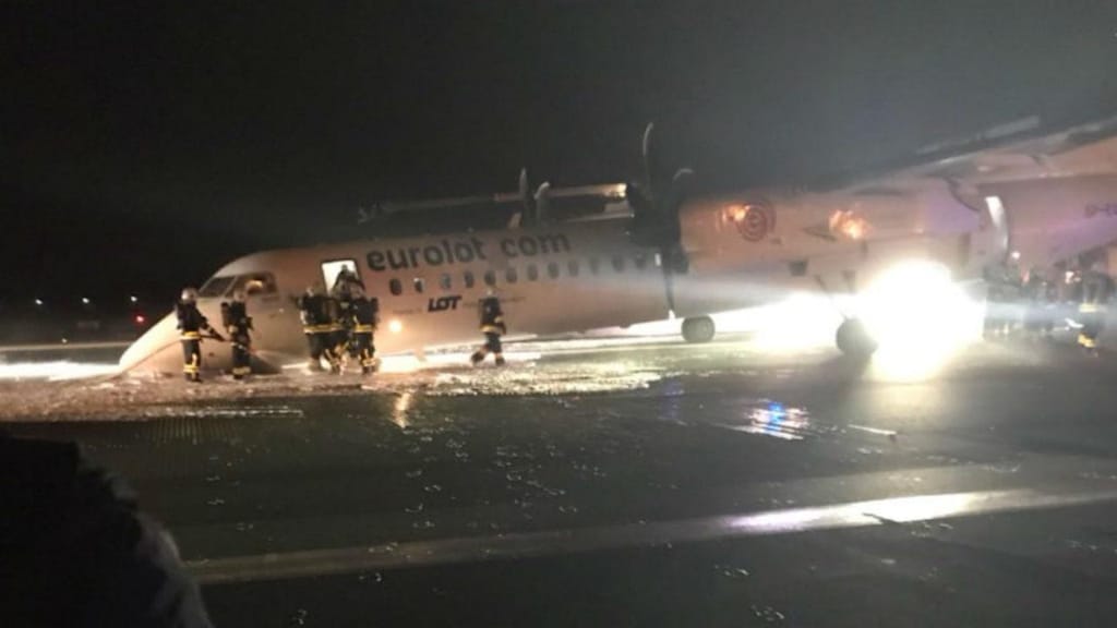 Avião aterra de emergência no aeroporto de Varsóvia