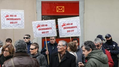 CTT levam a protesto de 30 pessoas em Lisboa, BE e PCP juntaram-se - TVI