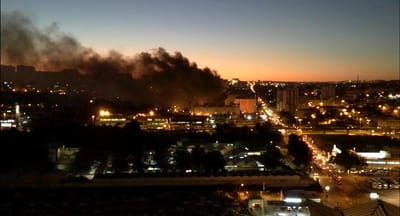 Incêndio em armazém chinês perto da Gare do Oriente - TVI