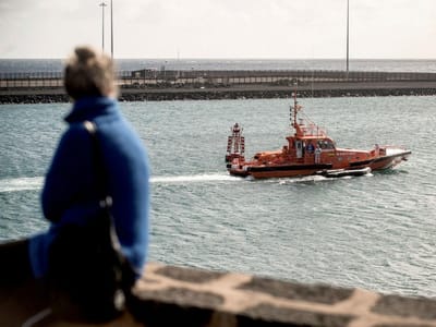 Embarcação com 46 pessoas resgatada ao largo da Gran Canária - TVI