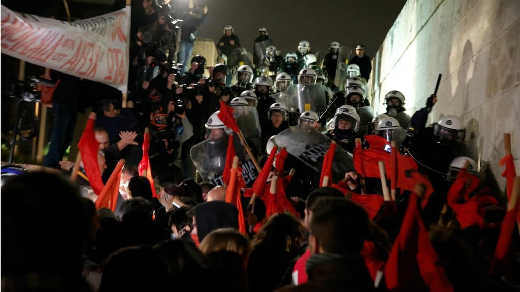 Atenas - protestos e confrontos em Atenas
