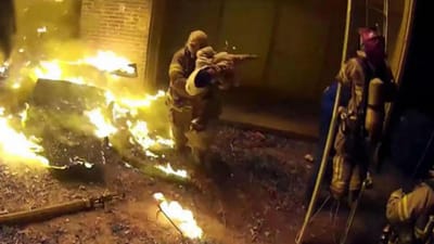 Vídeo mostra bombeiro a apanhar criança atirada de prédio a arder - TVI