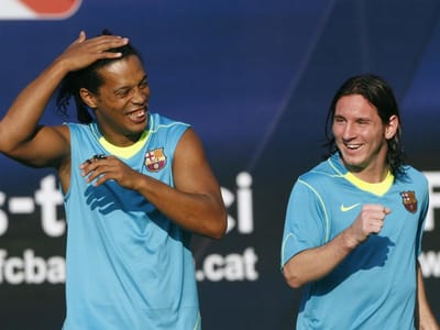 Ronaldinho deu os parabéns a Messi com uma «assistência» histórica - TVI