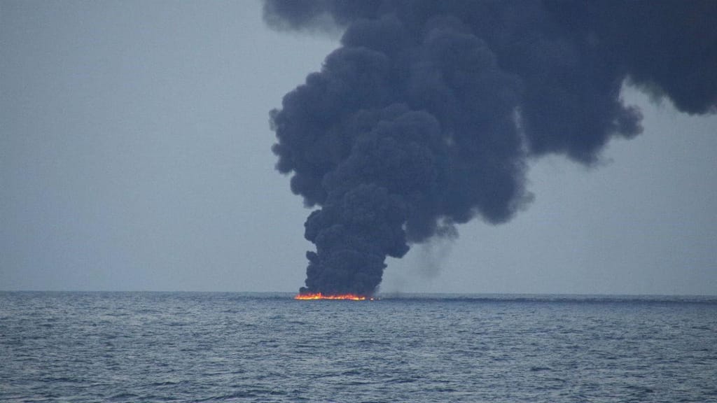 Explosão de petroleiro iraniano causa quatro manchas de crude