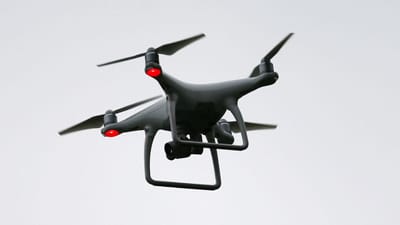 Drone cai na pista após ser avistado a sobrevoar Aeroporto de Lisboa - TVI