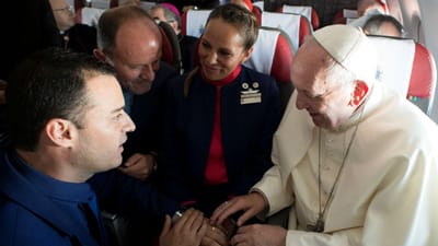 Papa Francisco celebra casamento a bordo de avião - TVI