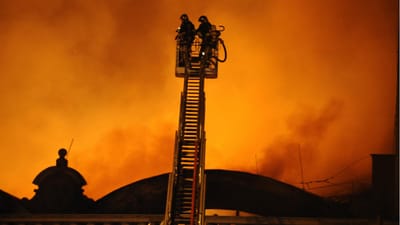 Incêndio atinge três casas e desaloja nove pessoas na Guarda - TVI