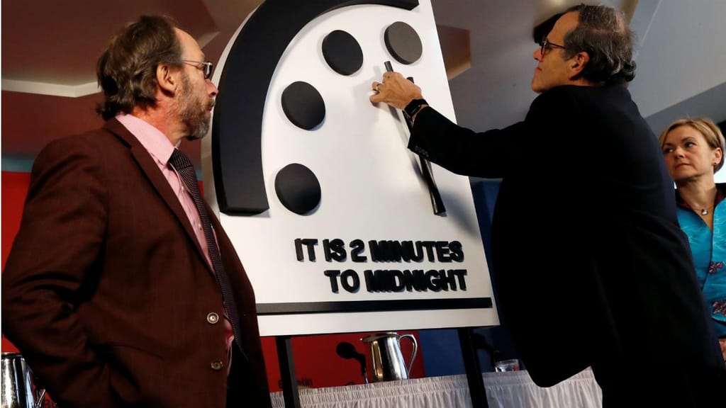 Lawrence Krauss e Robert Rosner, membros do Boletim dos Cientistas Atómicos, acertam o relógio do Juízo Final (Washington)
