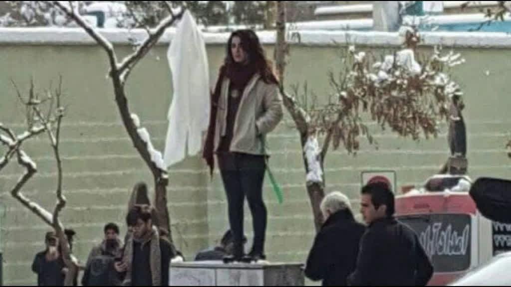 Iranianas tiram o véu em público
