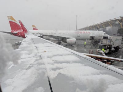 Neve encerra duas das pistas do aeroporto de Madrid - TVI