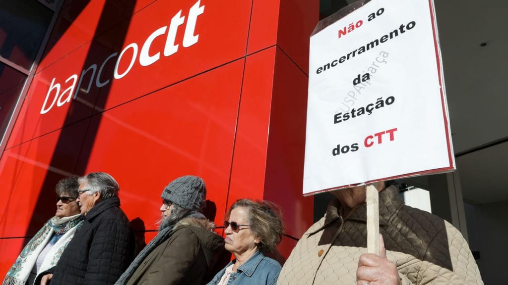 Manifestação à porta da sede dos CTT, em Lisboa