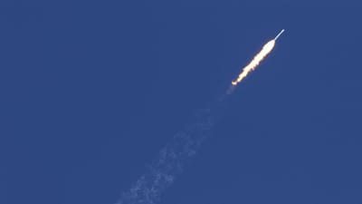 Empresa SpaceX lança 60 satélites para avançar com rede de internet no espaço - TVI