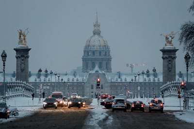 A neve em Paris vista pelas redes sociais - TVI