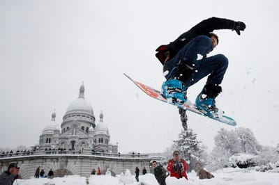 Forte nevão traz snowboard a Paris - TVI