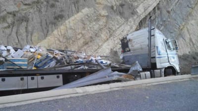 Camionista português morre após despiste em Espanha - TVI