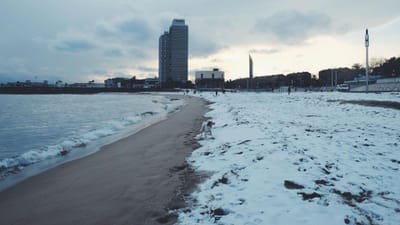 Praias de Barcelona estão brancas de neve - TVI