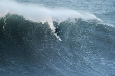 Surfista sobrevive por pouco a onda na Nazaré - TVI