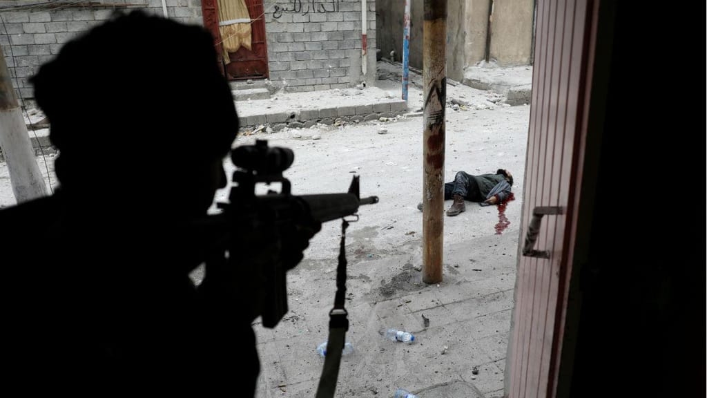 Soldado das forças especiais iraquianas mata terrorista do Estado Islâmico, em Mosul
