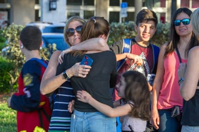 Florida: tiroteio em escola faz pelo menos 17 mortos - TVI