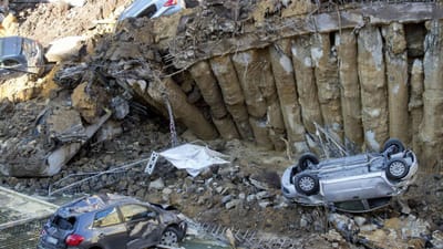 Buraco numa estrada em Roma "engole" veículos - TVI