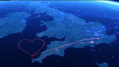 Avião faz coração no ar no Dia dos Namorados - TVI