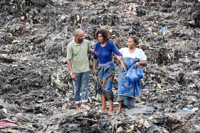 Montanha de lixo desaba em Maputo e mata 17 pessoas - TVI