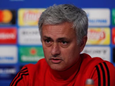 Mourinho recusa responder a pergunta da televisão do Manchester United - TVI