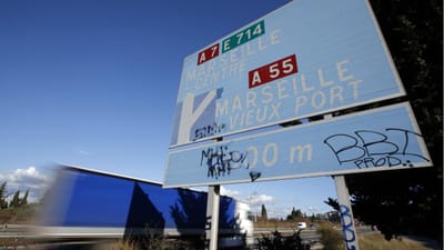 Trabalhadores portugueses feridos em acidente com um morto em França - TVI