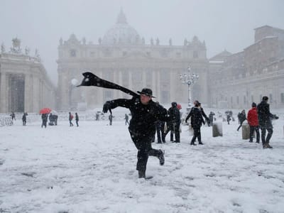 Frio siberiano cobre Roma de branco - TVI