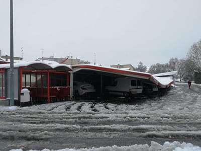 Bragança: neve fez desabar telhados de hipermercados e causou estragos em carros - TVI