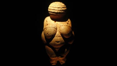 Facebook censura fotografia de estátua com cerca de 30 mil anos, por considera-la pornográfica - TVI