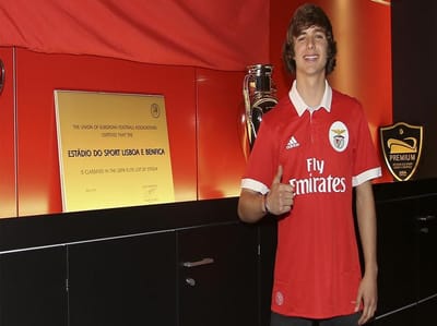 Benfica assina contrato profissional com avançado dos juvenis - TVI