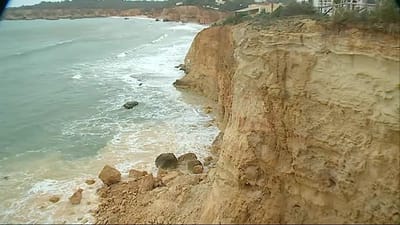 Arriba desmorona-se em praia de Portimão sem causar vítimas - TVI