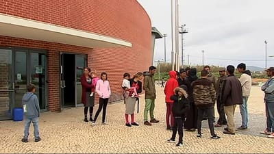 Mau tempo: comunidade cigana de Faro volta ao acampamento - TVI