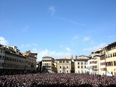 FOTOS: milhares encheram a praça no último adeus a Astori - TVI
