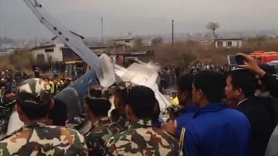 Avião com 67 passageiros cai ao aterrar no Nepal - TVI