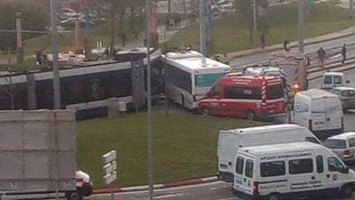 Dois feridos em colisão de metro Sul do Tejo com autocarro - TVI