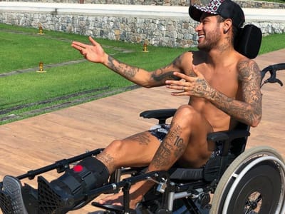 FOTO: Neymar presta espécie de homenagem a Stephen Hawking - TVI