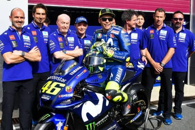 Rossi não larga os engenheiros da Yamaha: "Fogem quando me veem” - TVI