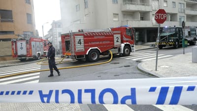 Prédio evacuado em Matosinhos devido a incêndio - TVI