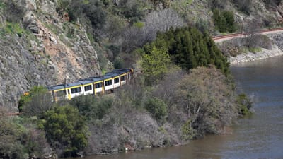 Circulação suspensa na Linha do Douro por "risco iminente" de queda de pedras - TVI