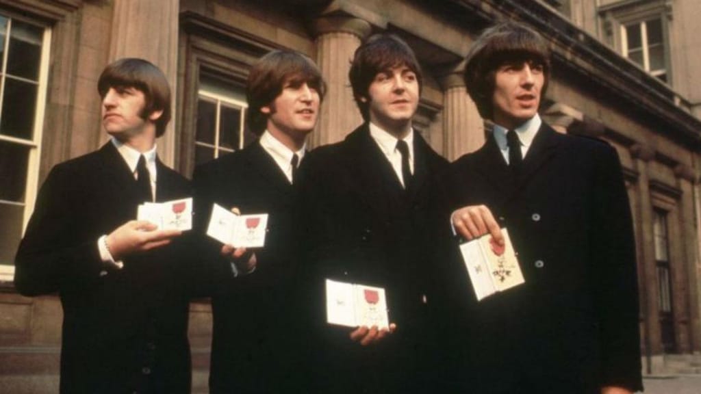 Beatles com os prémios MBE no Palácio de Buckingham, em 1965
