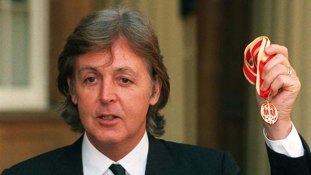 Paul McCartney condecorado cavaleiro há 21 anos atrás